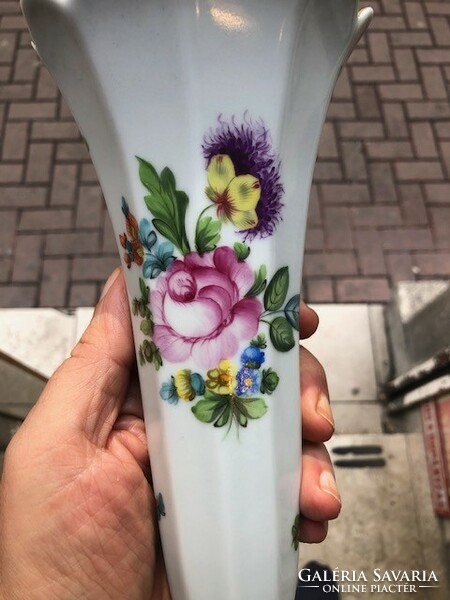 Herendi porcelán antik virágmintás váza, 24 cm-es magasságú.