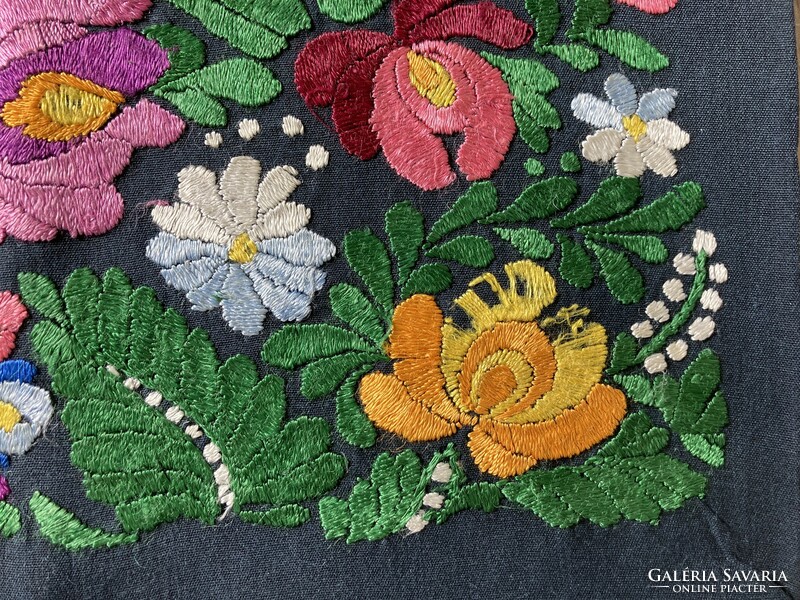 Pillow cover embroidered with silk thread