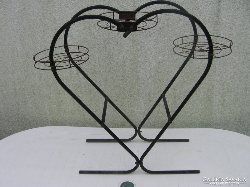 Retro sooters heart shaped iron flower stand