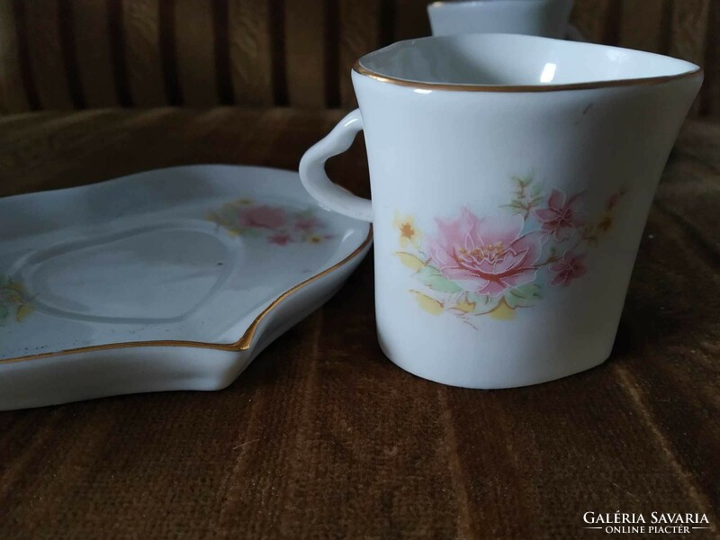 Aranyozott szélű, virág mintás szív alakú csésze és tányér, Iris Cluj jelzésű, 2 db egyben