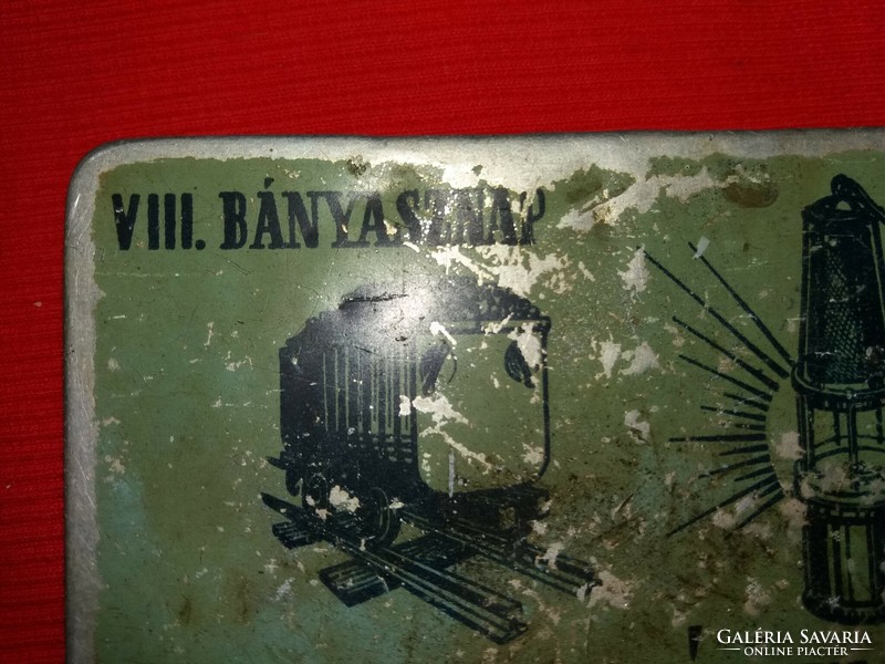 Antik 1959 a VIII. bányásznapra kiadott fém tok díszdoboz a BÁNYÁSZ cigarettához a képek szerint