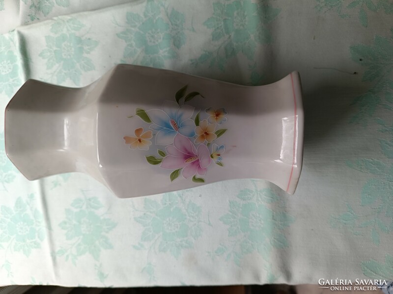 Porcelán virágos váza (24 cm)
