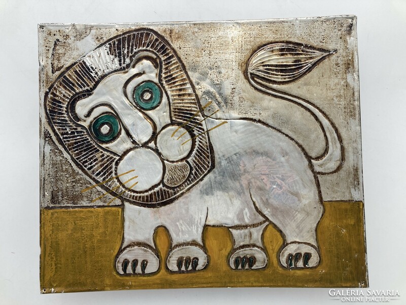 Mid-century retro lion embossed plate image