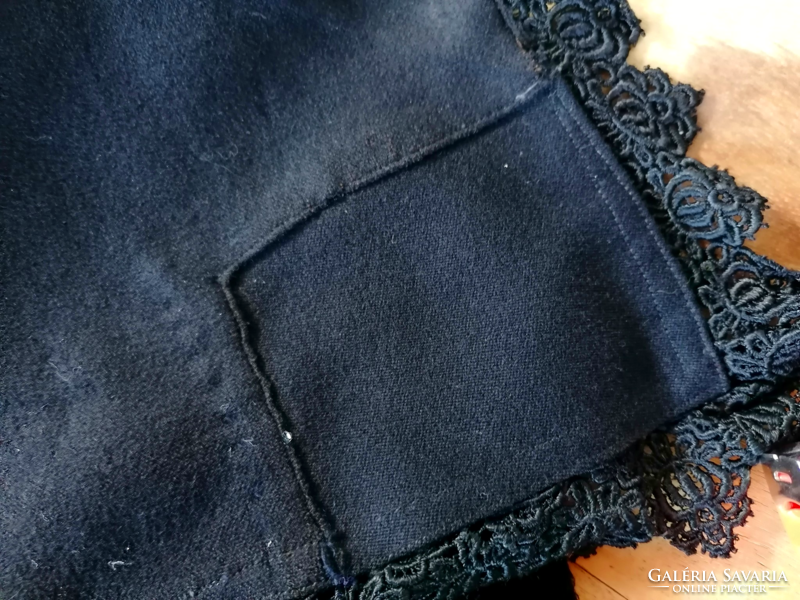 Antik régi posztó gyapjú népi fekete kézzel hímzett csipkés kendő fejkendő népviselet viselet 104