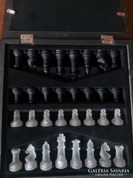Fekete, lábakon álló fa dobozban üveg sakk készlet (színtelen - fekete) 26 x 26 cm