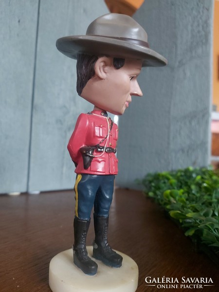 Bólogató fejű Kanadai Királyi Lovasrendőr figura ~15 cm