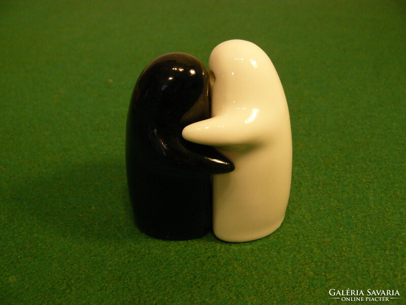 Hugging figurines salt and pepper holder