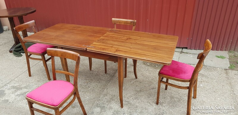 Debreceni hajlított bútorgyár....asztal+4 szék..restaurálva