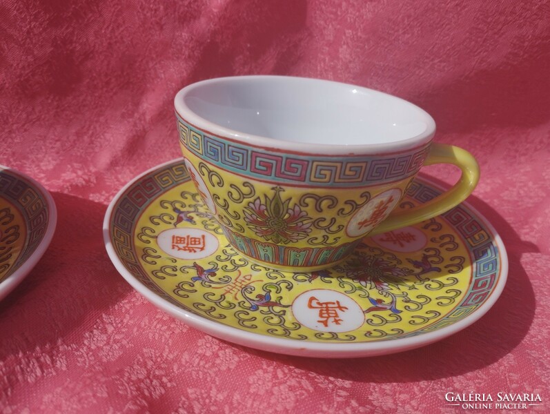 Famille Jaune kínai kézzel festett sárga kávés csésze aljjal, hosszú élet mintával.