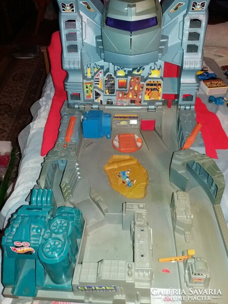 Old hot wheels interactive highway toy lights up and makes sound with 2 small cars according to pictures 39 x 35 x 25