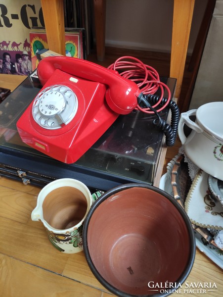 Piros tárcsás bakelit telefon a 70-80 - as évekből
