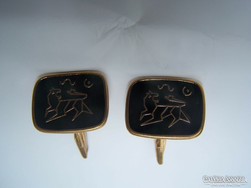 Pair of cufflinks with decorative work in nice condition