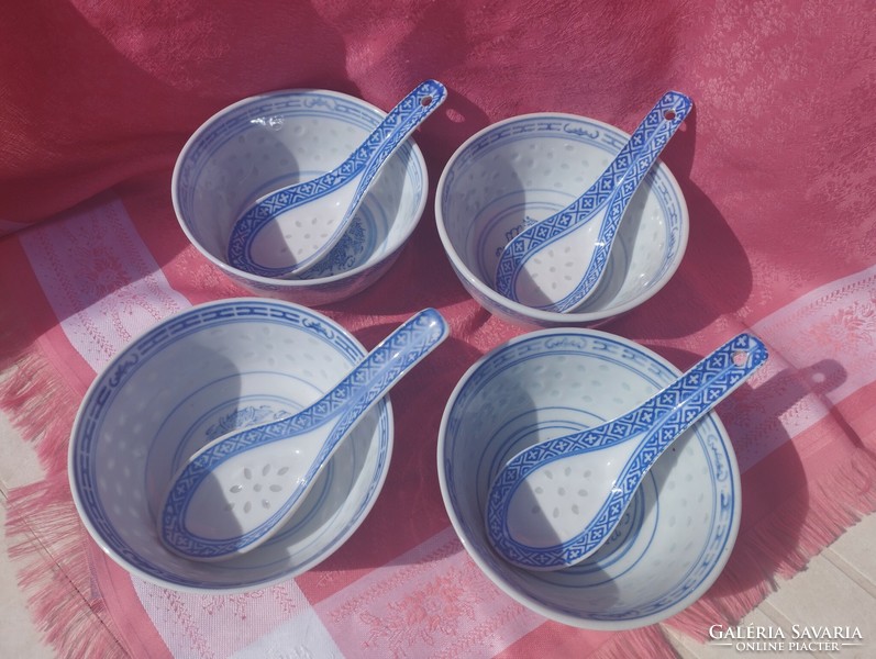 Kínai rizsszemes porcelán pudingos kanállal, 4 pár.