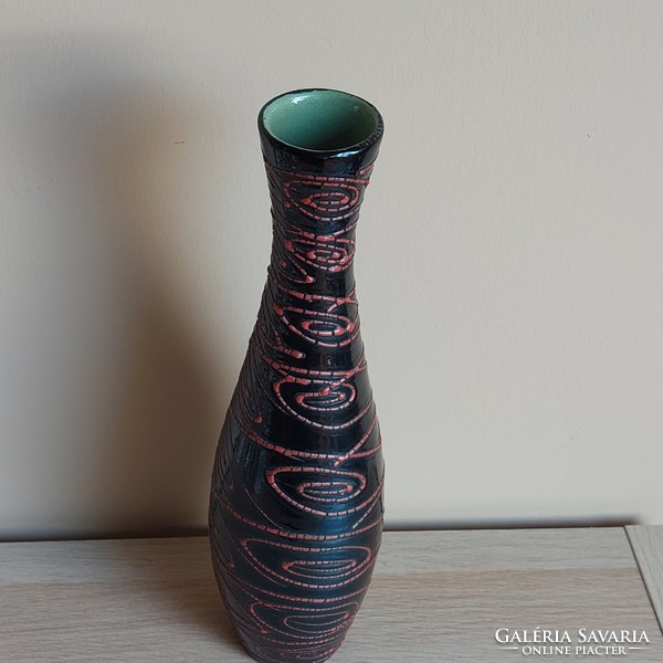 Ceramic vase of Margit Csizmadia in Pesthidegkút