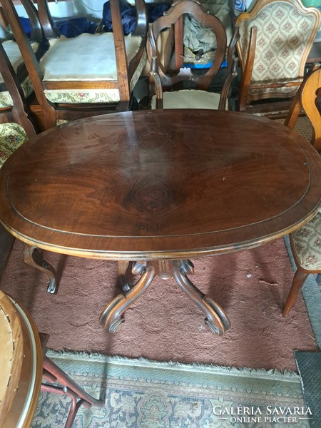 Neo-baroque oval table