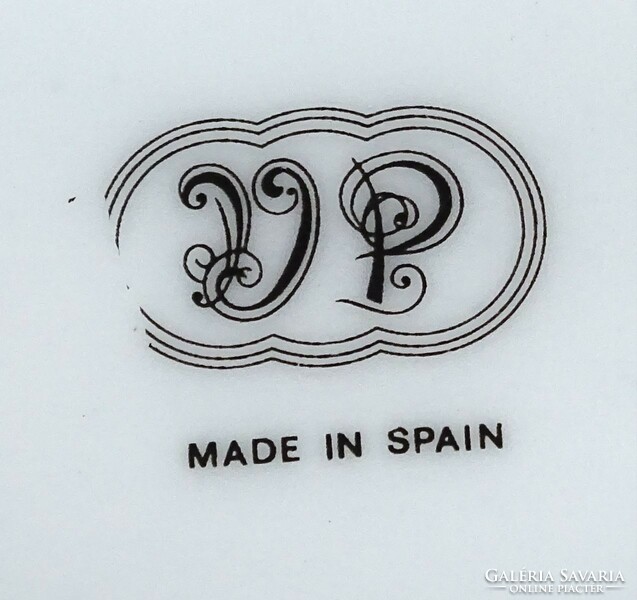 Gilded Spanish porcelain bonbonier with flower decoration marked 1O636