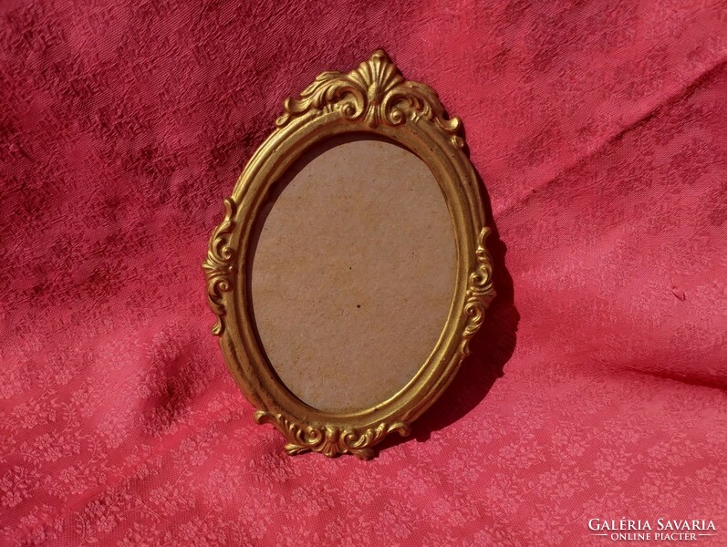 Oval wall picture frame