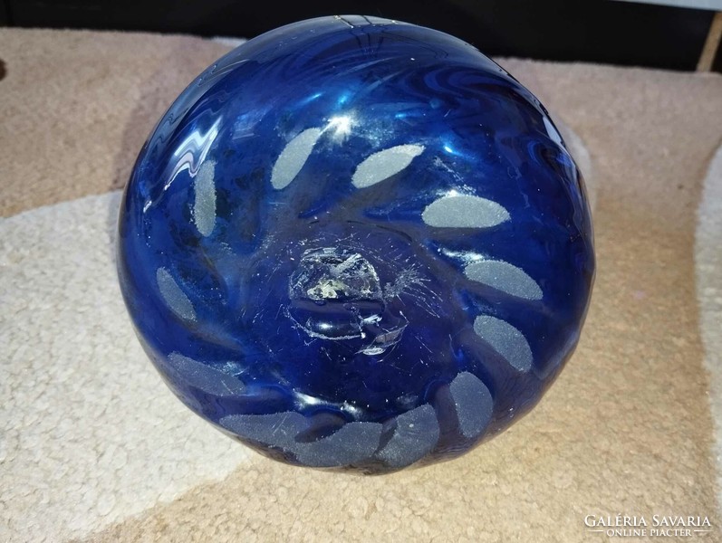 Fújt, szakított enyhén irizáló kék üveg művészi váza