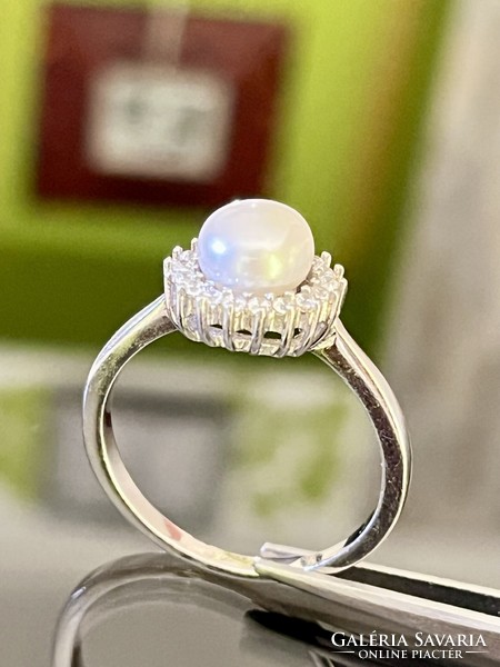 Káprázatos ezüst gyűrű, gyöngy és cirkónia díszítéssel