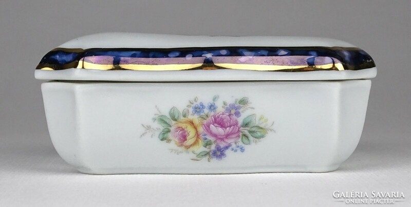 Gilded Spanish porcelain bonbonier with flower decoration marked 1O636