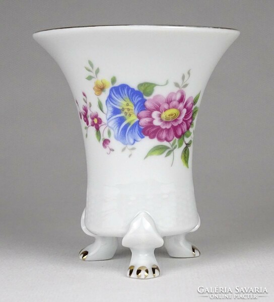 1O639 flawless lion's foot porcelain vase from Raven House 9.5 Cm