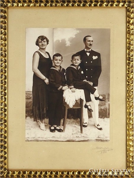 1O615 Szitovszky : Régi szépen keretezett családi fotográfia 36 x 27.5 cm
