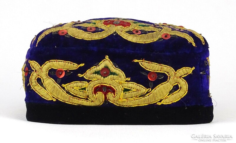 1O810 Régi hímzett fekete tadzsik-üzbég tubeteika fejfedő kalap