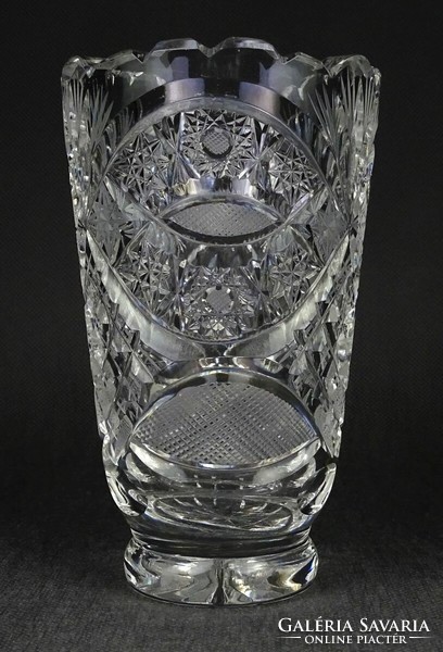 1O609 Talpas csiszolt üveg kristály váza 16.5 cm