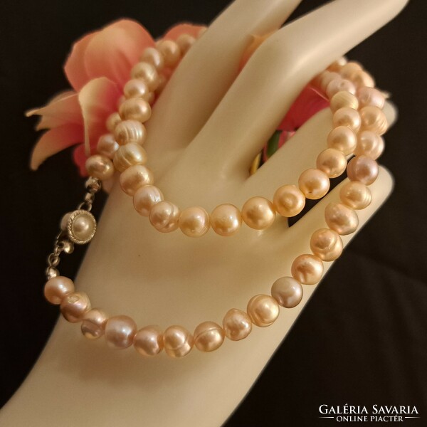 Freshwater pearl necklaces are eternal elegance.