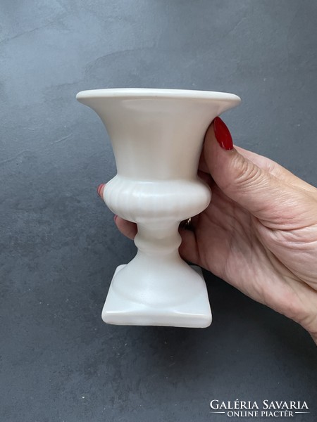 Fehér amfora alakú porcelán kis váza, dísz