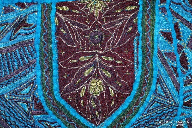 Türkizkék, virágos indiai textilekből készült, kézzel és géppel hímzett, patchwork női válltáska
