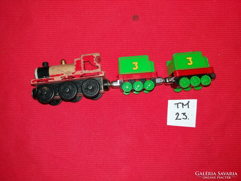 Old magnetic wooden thomas locomotive from the 1970s with 2 coal cars according to the pictures 23