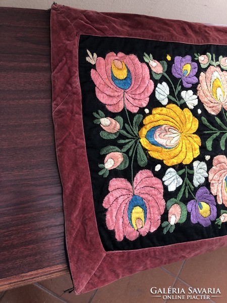 Embroidered Kalocsa wall protector with burgundy velvet border