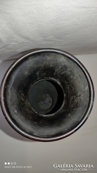 Fekete jelzett faragott cinóber vagy  rezin váza 30 cm