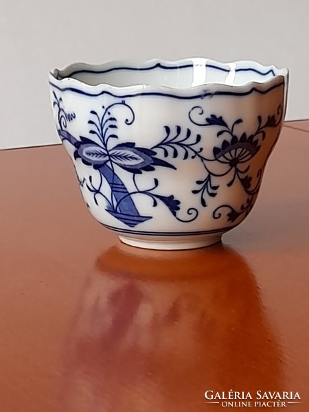 Messenian porcelain cup with onion pattern
