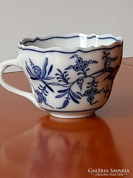 Messenian porcelain cup with onion pattern