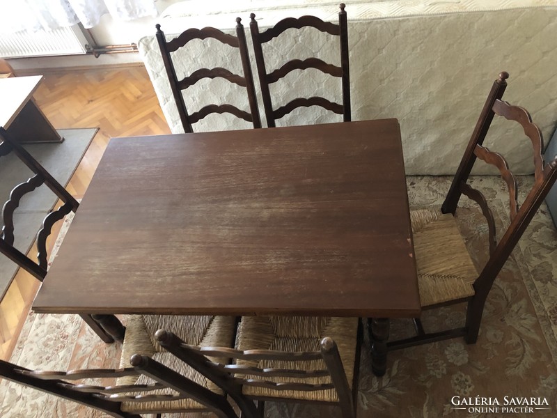Fa asztal 6 székkel, fonott üléssel, az asztal 190 cm-re kinyitható