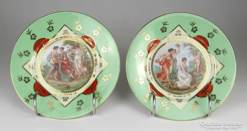 1O682 Pair of porcelain decorative plates decorated with an old allegorical scene, 16 cm