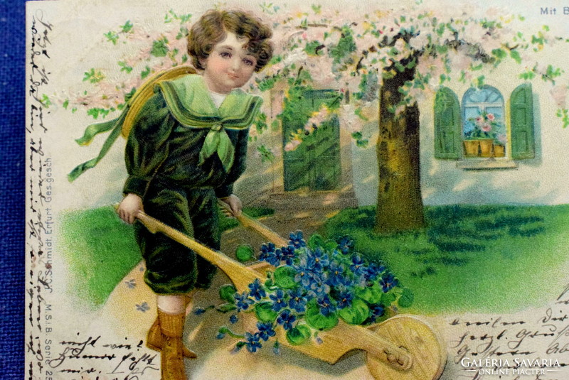 Antik dombornyomott üdvözlő képeslap kertészkedő kisfiú