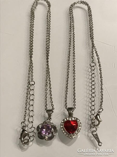 Necklace with a flower-shaped pendant, decorated with amethyst-colored crystals