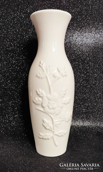 Snow white convex flower pattern porcelain vase