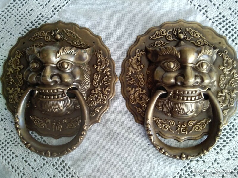 Chinese fo dog copper door knocker is the protector of the house, the Chinese inscription on the bottom means a blessing!