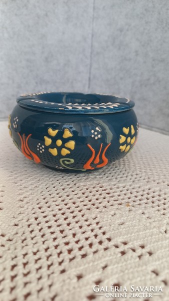 Retro embossed, hand-painted ceramic ashtray with a windproof top 6 x 10 cm.
