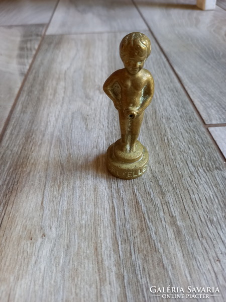 Old copper peeing boy statue (7.9x2.9 cm)