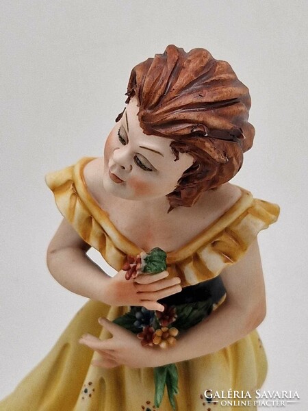 Olasz Capodimonte Cortese porcelán lány sárga ruhában virágokkal