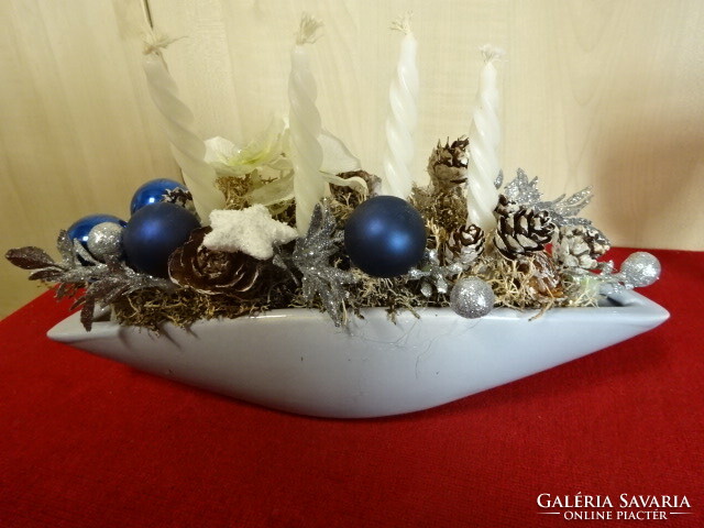 Glazed ceramic centerpiece with Advent candles and Christmas decorations. Jokai.