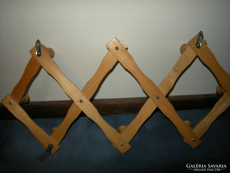 Fregoli harmonica wooden hanger