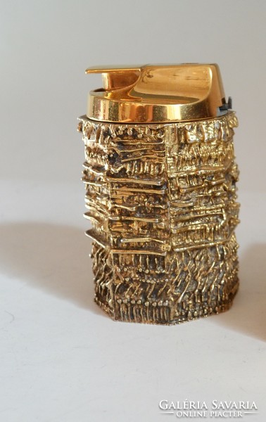Gold-plated silver table lighter - with structured decor