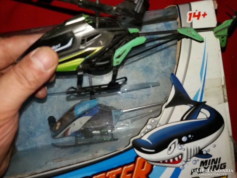 Modell helikopterek 2 darab egyben távirányítóval dobozával NEM tesztelt képek szerint