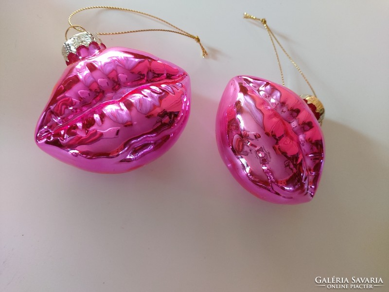 Unique, special pink glass Christmas tree decoration depicting full lips, 8 x 7 cm, red in sunlight